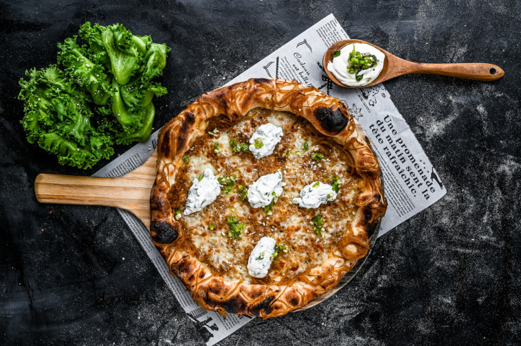 פיצה פריז עם קרם פרש שעושה נעים בפה