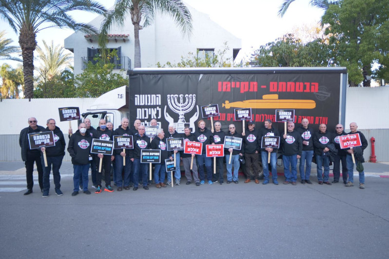 צמרת מערכת הביטחון לשעבר מול ביתו של לפיד