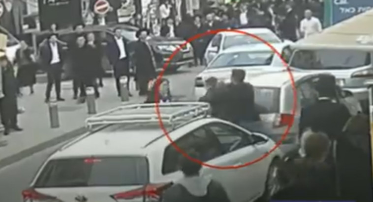 חיים מזרחי מותקף על ידי השוטרים