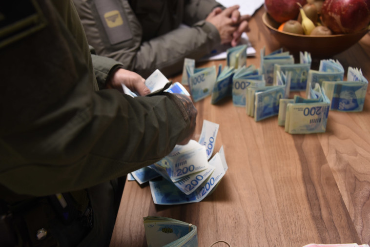 הכסף שנמצא בקרב החשודים בהונאה (צילום: דוברות המשטרה)