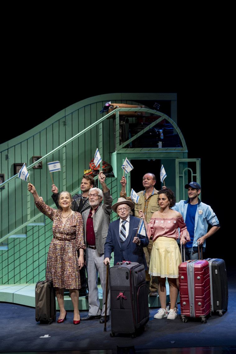 מתוך ההצגה ''רגל אחת במטוס''