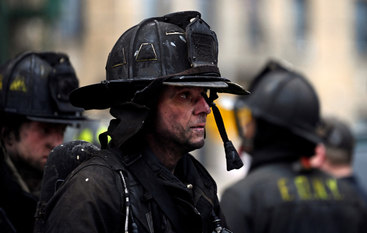 כוחות הצלה בשריפת הענק ברובע הברונקס, ניו יורק (צילום: רויטרס)