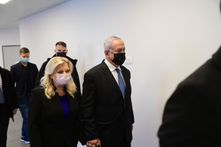 משפחת נתניהו בכניסה לאולם ביהמ''ש
