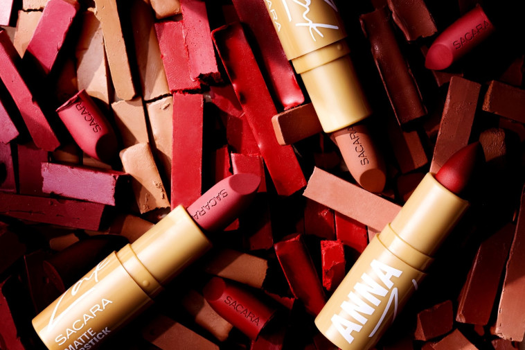 סאקרה אנה זק סט של שפתון ותוחם לשפתיים. מחיר 24.90 ש''ח