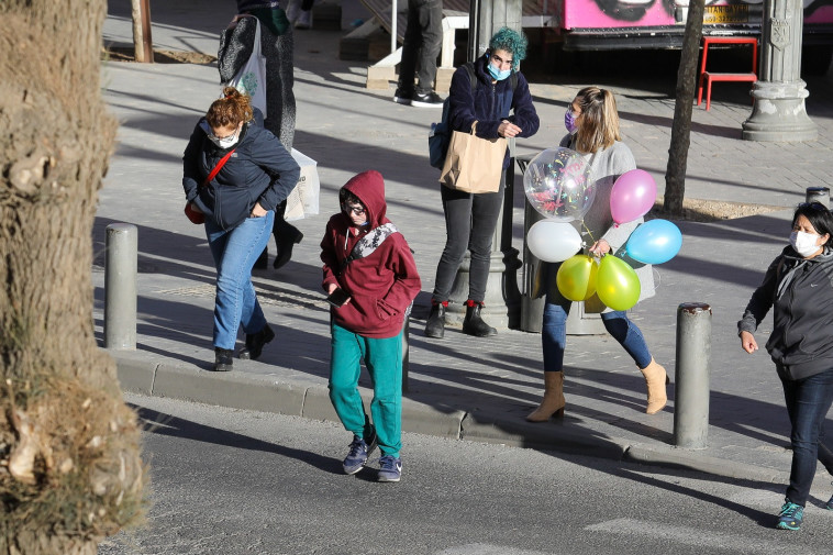 אנשים עם מסכה. למצולמים אין קשר לנאמר