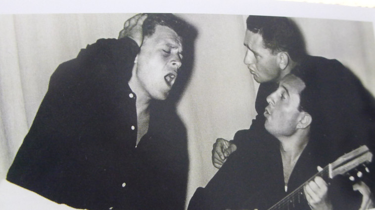 שלושת המיתרים