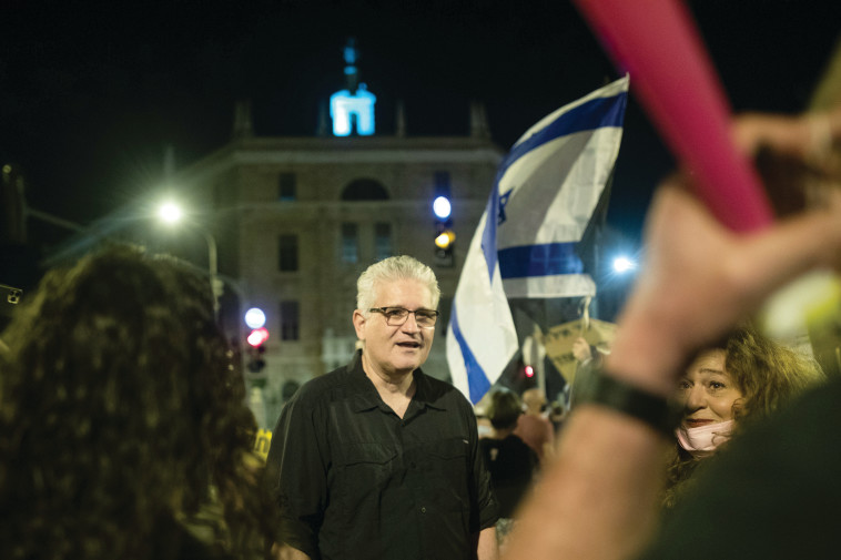 אלי אבידר מפגין בבלפור 