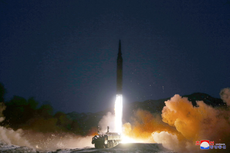 קוריאה הצפונית ביצעה ניסוי בטיל בליסטי (צילום: KCNA via REUTERS)