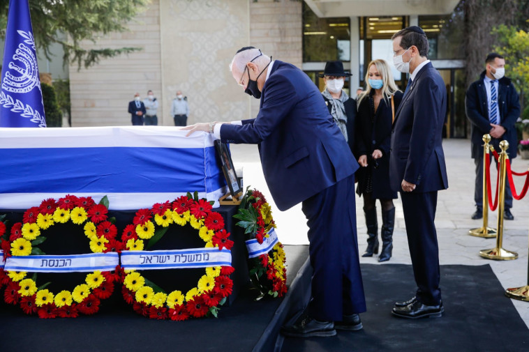 רובי ריבלין מול ארונה של אורה הרצוג