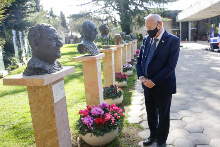 רובי ריבלין מול פסלו בבית הנשיא