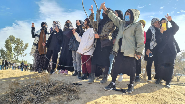 מפגינים נגד נטיעות קק''ל בנגב