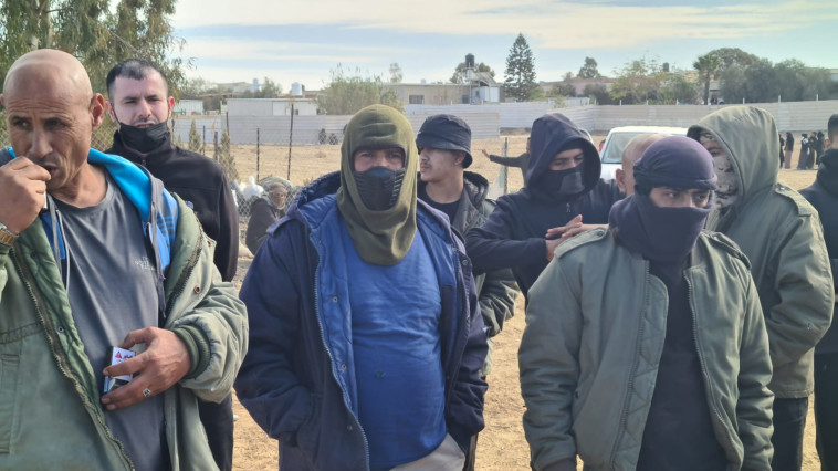 מפגינים נגד נטיעות קק''ל בנגב