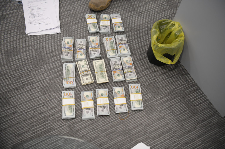 סכומי הכסף שהוחרמו במעצר (צילום: דוברות המשטרה)