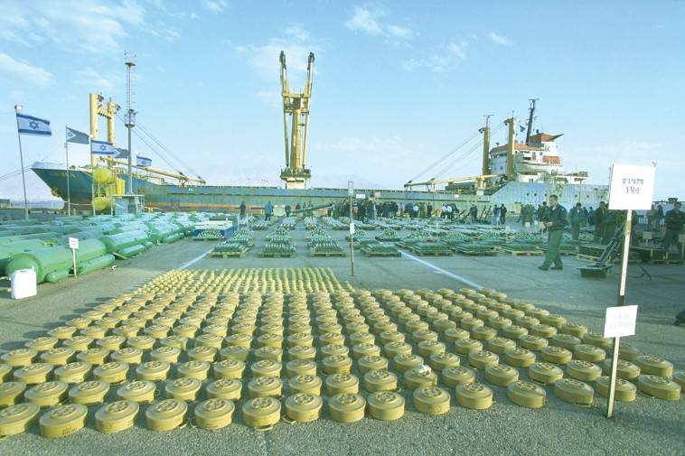 קארין איי ומצבור הנשק שנתפס בנמל אילת (צילום: משה מילנר, לע''מ)