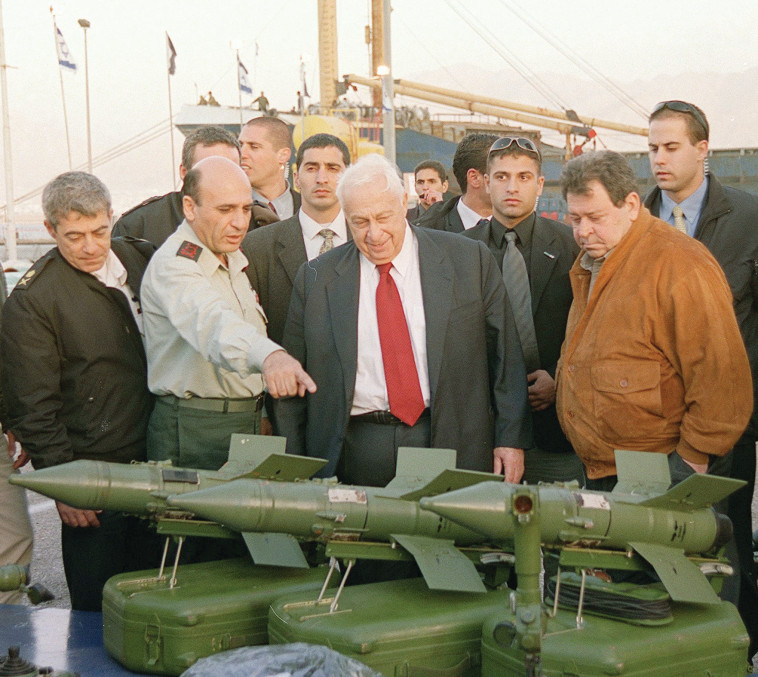 בן אליעזר, שרון ומופז עם האמל''ח שנתפס על קארין A