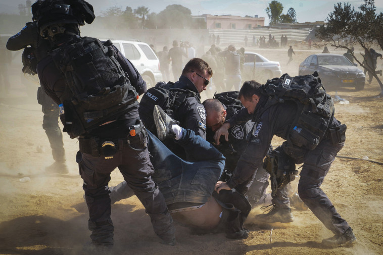 שוטרים, סמוך ליישוב הבדואי אל-אטרש