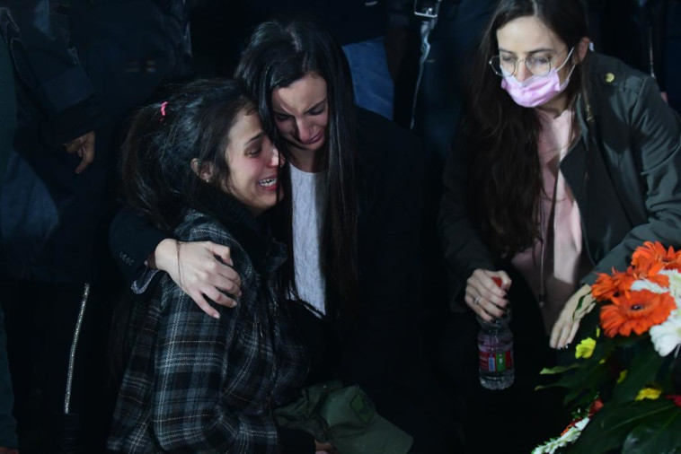 בנות משפחתו של רס''ן אופק אהרון בהלוייתו