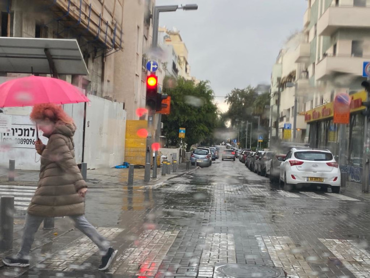 הגשם חוזר לרחובות תל אביב (צילום: אבשלום ששוני)