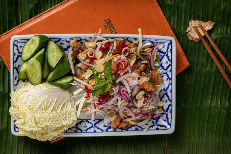 חריף לכם? שמנו לכם כרוב ומלפפון בצד