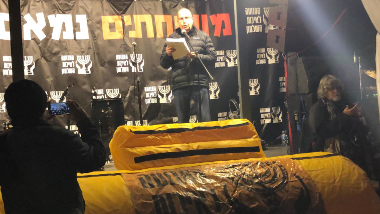 בוגי יעלון בהפגנה למען ועדת חקירה בצוללות