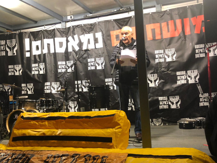 דן חלוץ בהפגנה למען ועדת חקירה בפרשת הצוללות