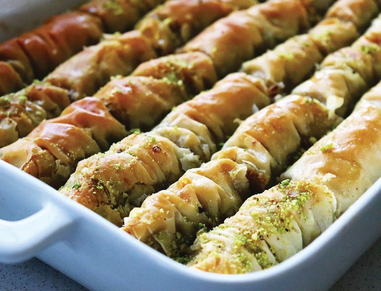 בקלאווה ביתית עם הרבה פירות יבשים