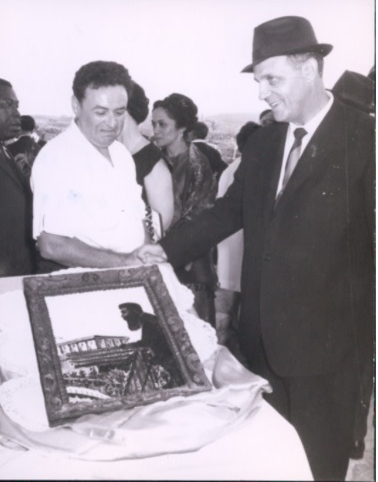 רוזנפלד מהמזנון מציג לראווה עוגת מרציפן חגיגית עליה מ טובע דיוקנו של חוזה המדינה הרצל