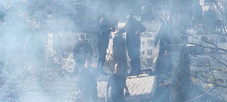 צעירים מתבצרים על גג מבנה בירושלים