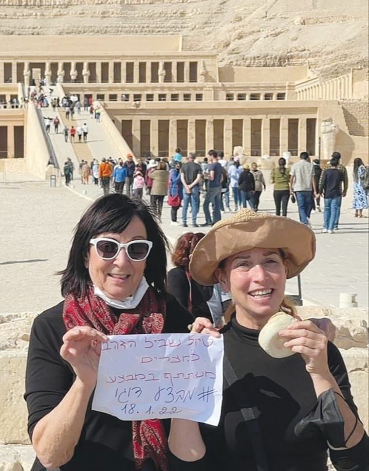 אוכלים פלאפל בשביל דוגו 