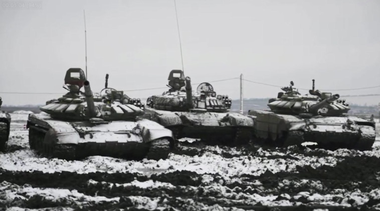 טנקים רוסיים בגבול אוקראינה (צילום: צילום מסך: רויטרס)