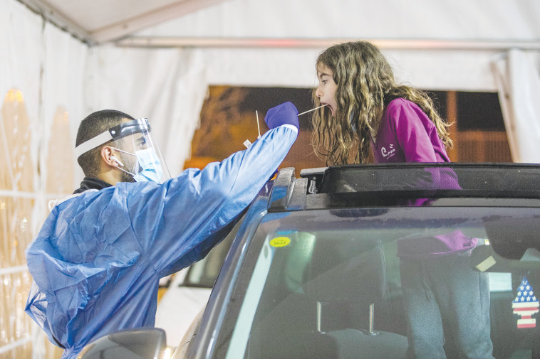 ילדה עושה בדיקת קורונה