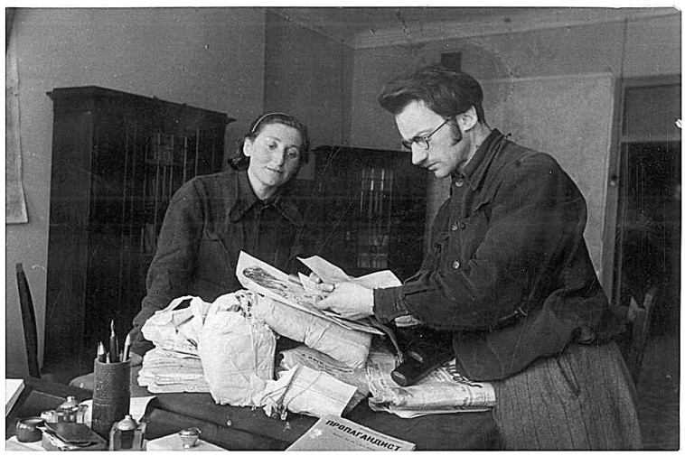 סוצקבר משמאל עם ערימה של עיתונים ויצירות אמנות, 1944