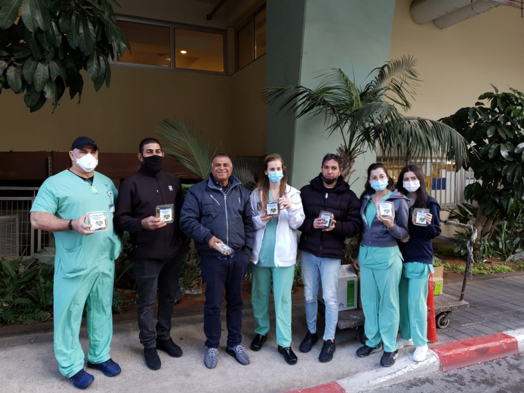 עובדי קק''ל חילקו חבילות שי לט''ו בשבט לצוותים הרפואיים