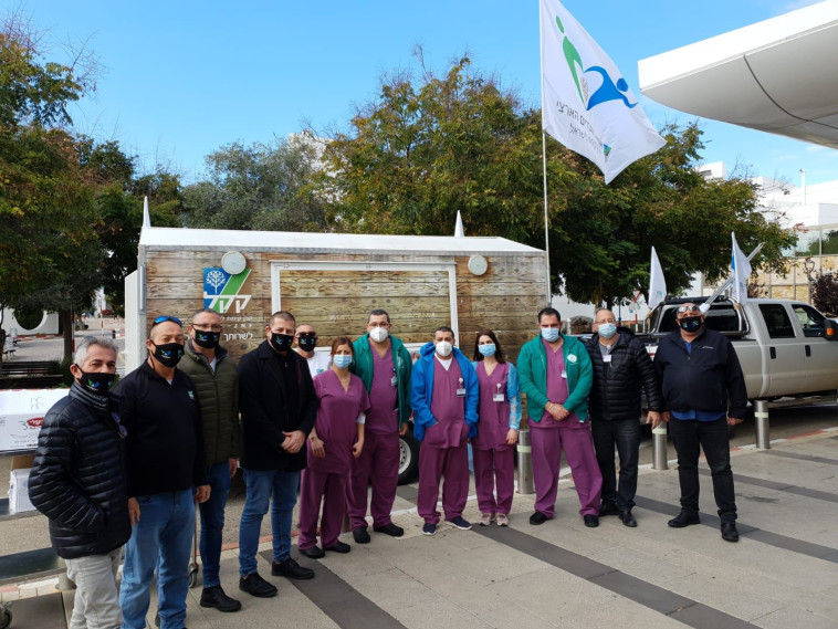 עובדי קק''ל חילקו חבילות שי לט''ו בשבט לצוותים הרפואיים