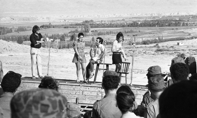 טליה שפירא מופיעה 1969