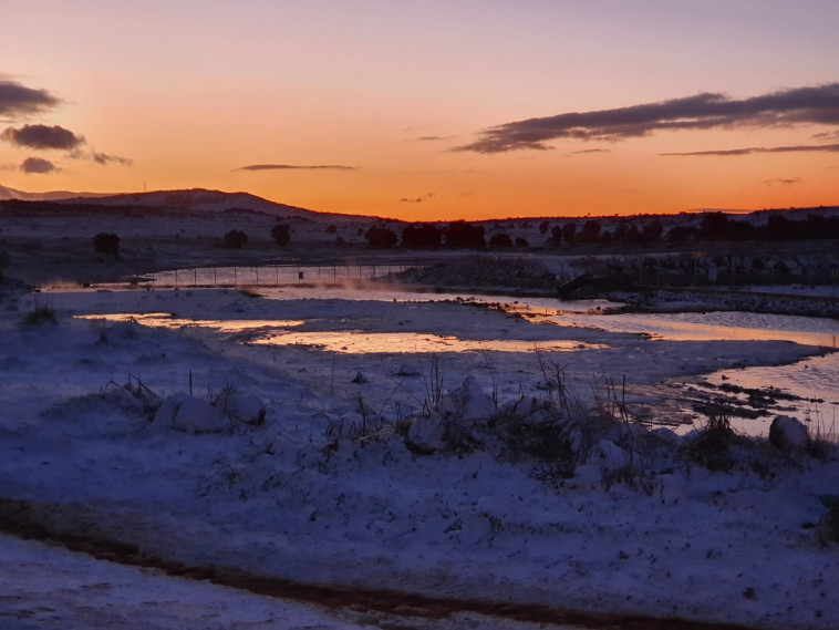 זריחה עם מאגר העורבים המושלג