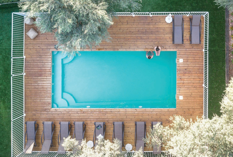 בריכה מחוממת במתחם האירוח ''אוליאה''