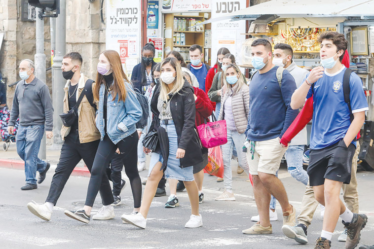 אנשים עוטים מסכות ברחוב (צילום: מרק ישראל סלם)