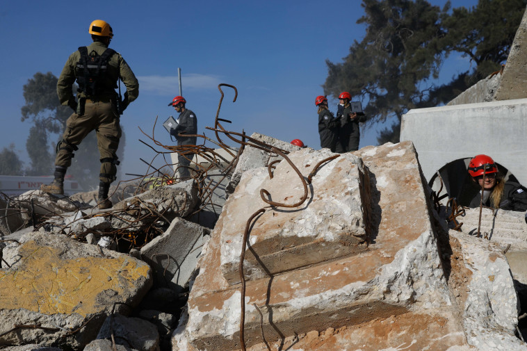תרגיל רעידת אדמה של פיקוד העורף (צילום: Menahem Kahana/AFP via Getty Images)