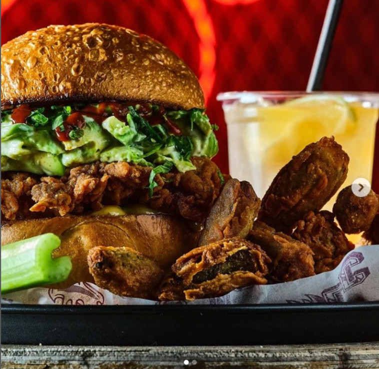 לאקי ציקן מקסיקני ובמיה מטוגנת. החיים עצמם