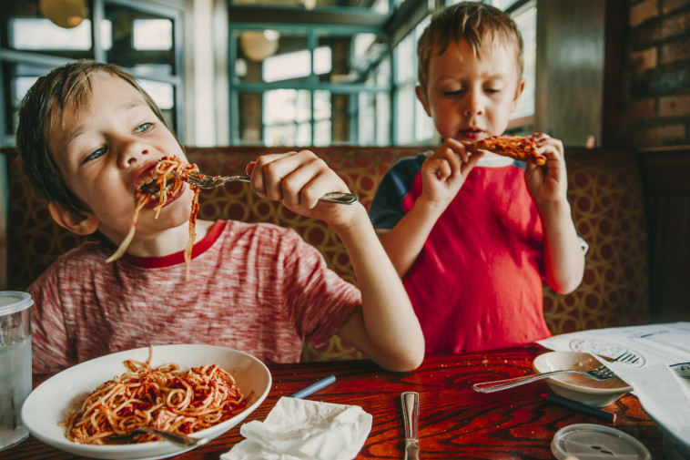 ילדים נהנים עם הערכות פיצה ופסטה של רשת ג'ויה (צילום: יחצ)