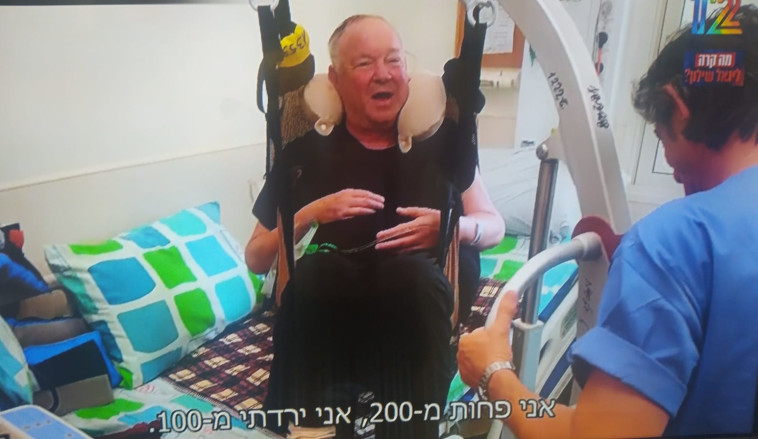 יגאל שילון במהלך השיקום בבית החולים (צילום: צילום מסך ערוץ 12)