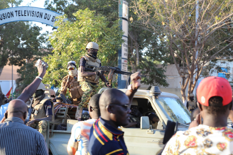 מפגן תמיכה בהפיכה הצבאית בבורקינה פאסו (צילום: REUTERS/Vincent Bado)
