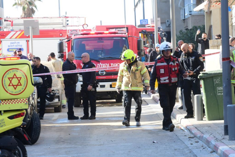 כוחות הצלה בזירת המבנה שקרס