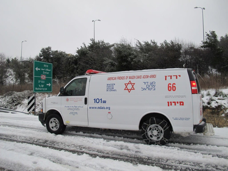 אמבולנס מד''א בשלג