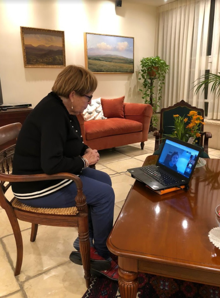 שורדת השואה חנה גופרית בזיכרון בסלון דיגטלי עם נוער פולני