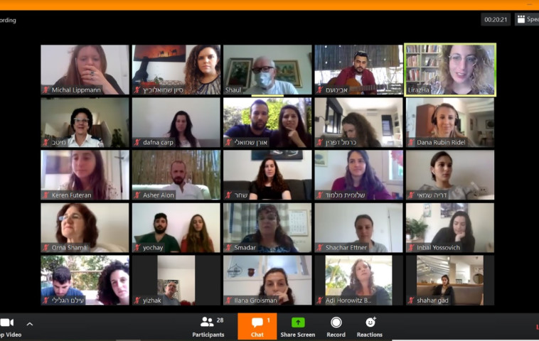 סטודנטים מאזינים בזיכרון בסלון דיגטלי לשורד השואה שאול לובוביץ