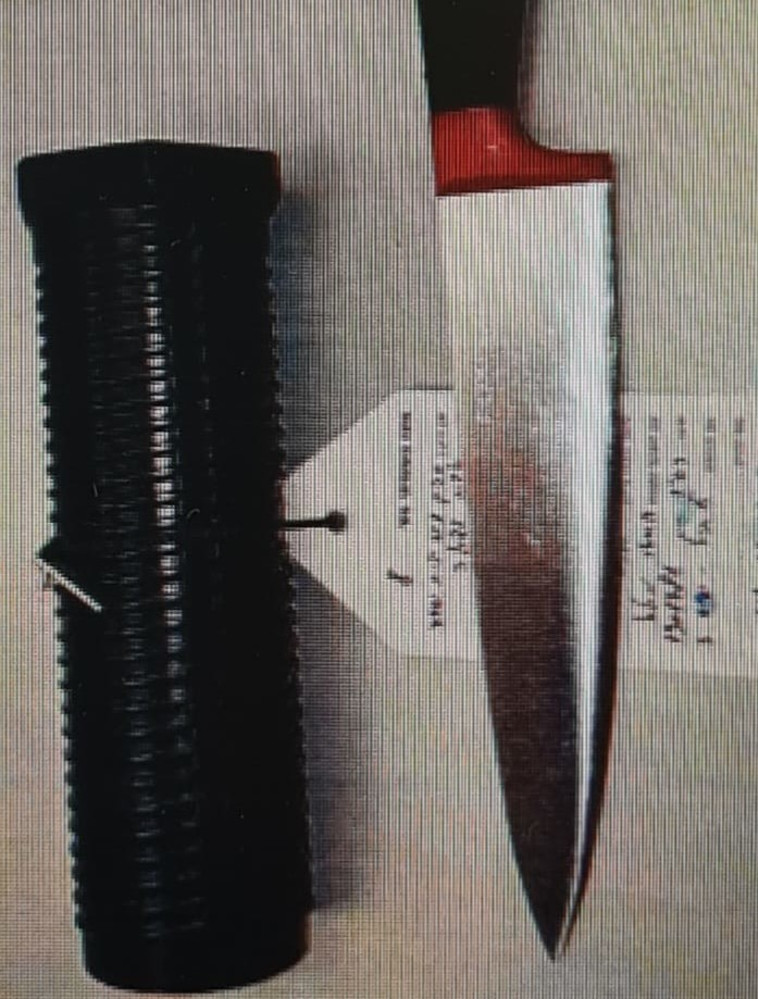 הסכין שנמצא בזירה (צילום: דוברות המשטרה)