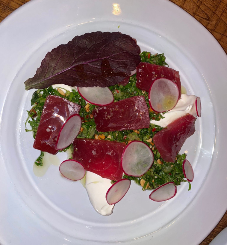 סשימי דג ים עם טאבולה פיצוחים ויוגורט טבעוני