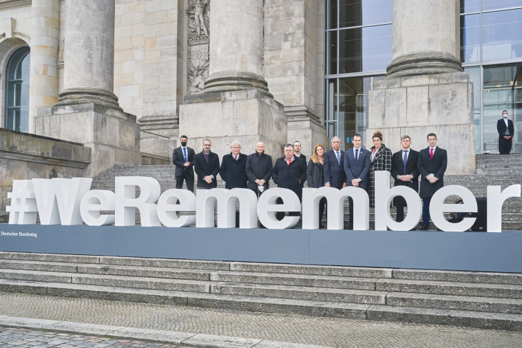 יו''ר הכנסת וח''כ דוד לוי עם חברי המשלחת על רקע בניין הפרלמנט הגרמני בברלין  (צילום: בועז ארד)